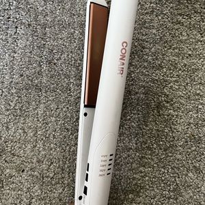 CONAIR IRON good condition heats very well‼️👌🏻